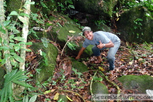 Anibal finding the Geocache at Paylas