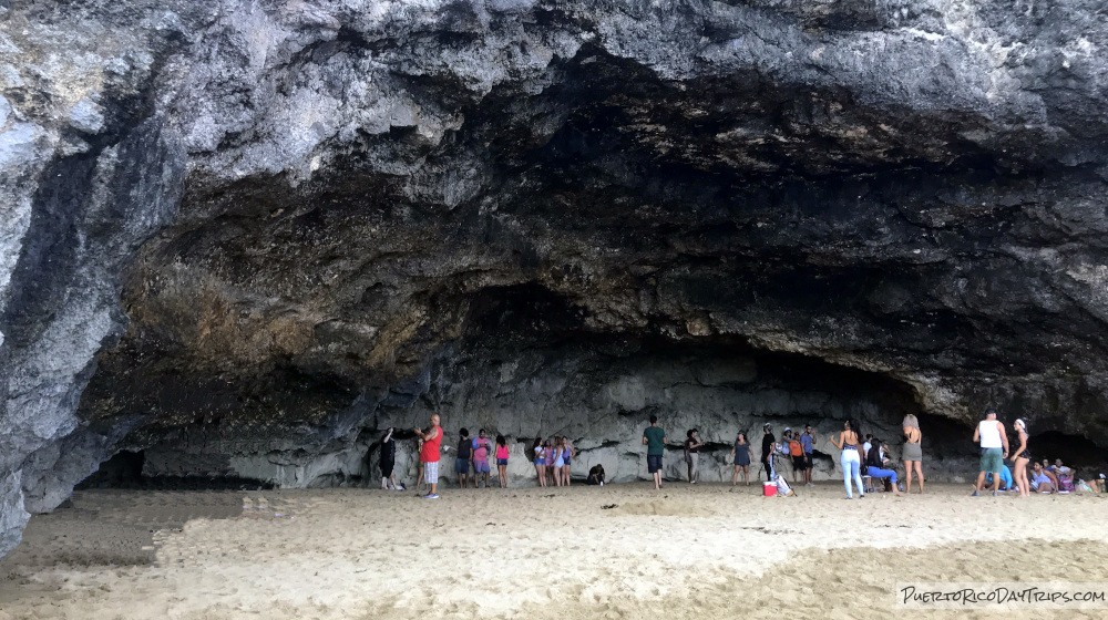 Cueva Golodndrinas in Isabela